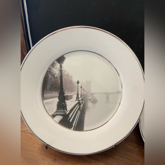 Set Of 4 Williams-Sonoma Snowing Scene Plates, 8" Diameter (Rare) - Picture 4 of 6